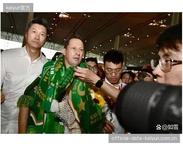 尽管战绩不佳,但国安主场工体上座率依旧火爆,球迷支持稳固。 尽管战绩不佳,但国安主场工体上座率依旧火爆,球迷支持稳固。